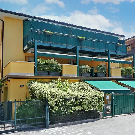 3v Ugo Whit Pool Apartment
