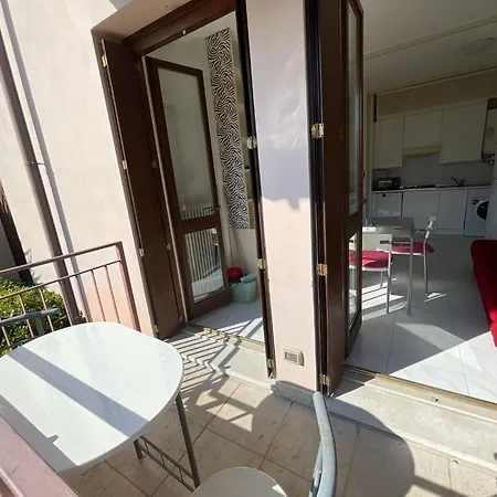 3v Ugo Whit Pool Apartment
